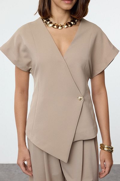 Trendyol Collection Zweireihige Khaki-Weste in Übergröße – TWOAW25YE00053