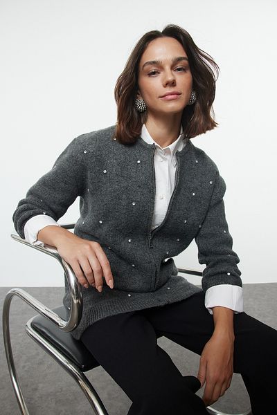 Trendyol Modest Grauer Strick-Cardigan mit Steindetails und Reißverschluss – TCTAW25TH00021