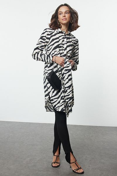 Trendyol Modest Černá tkaná košile se vzorem Zebra - TCTSS24TG00069