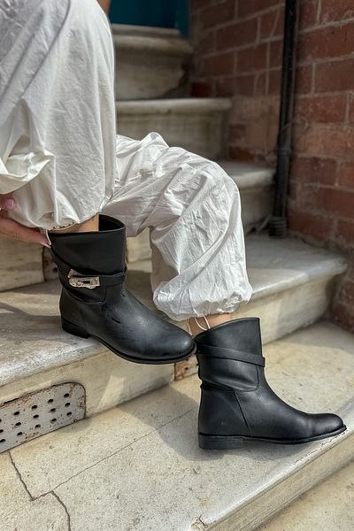 SHOEBELLAS Λεπτομερείς γυναικείες μπότες με αγκράφα Bear Black Skin