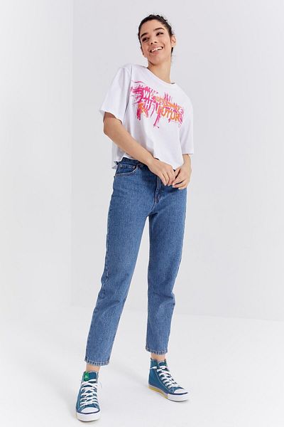 TOMMY LIFE Γυναικείο μπλουζάκι Oversize σε λευκό χρώμα με τυπωμένο κείμενο O λαιμό - 97212