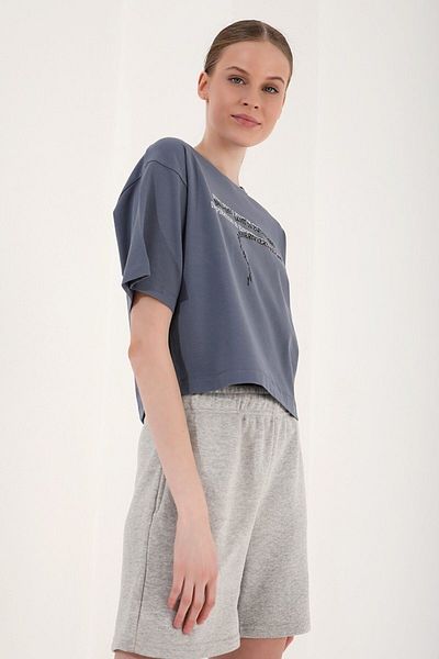 TOMMY LIFE Γυναικείο μπλουζάκι με στάμπα βενζίνης Oversize - Κοντός γιακάς, 97135