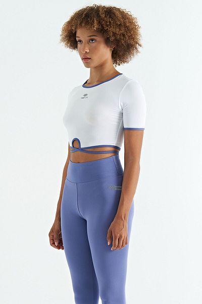 TOMMY LIFE Γυναικείο μπλουζάκι Crop από ύφασμα κατάδυσης σε λευκό λαιμόκοψη με λεπτομέρεια - 97266