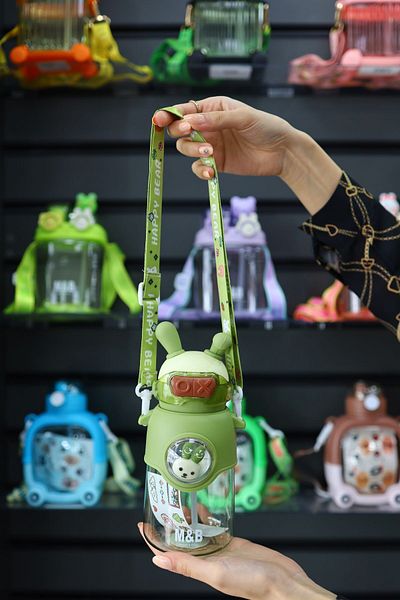 M&B WATER BOTTLE زجاجة مياه سعة 750 مل مع شكل أرنب رائد فضاء - زجاجة مياه للأطفال في المدارس مع ملصق هدية