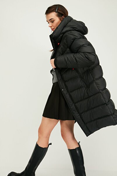 QAWWA Černý nafukovací kabát s kapucí a větruodolný dlouhý zimní parka