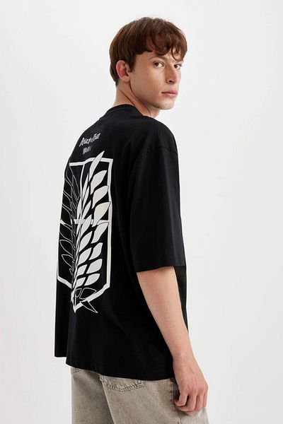 DeFacto Attack On Titan Loose Fit Rundhalsausschnitt hinten bedrucktes Kurzarm-T-Shirt C5878ax24hs