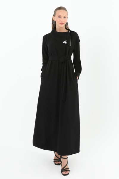 Puane Yaka Fermuarlı ve Aksesuarlı Uzun Elbise