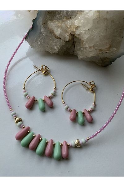 azra takı tasarım Handmade Pink glass green short women's necklace and dangling, heart-shaped earring set.