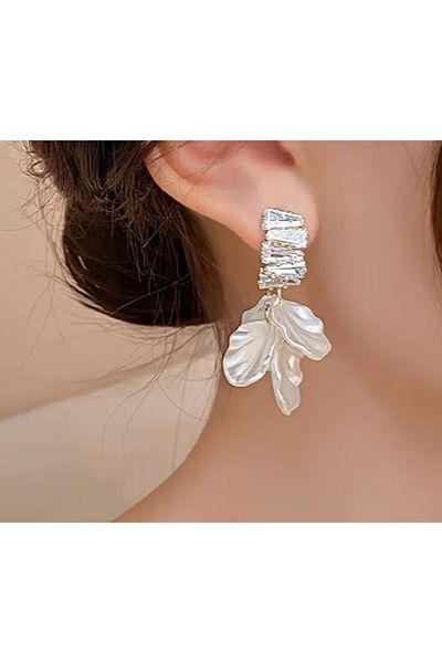 TAKINTI AKSESUAR Stoned White Flower Patterned Earrings
