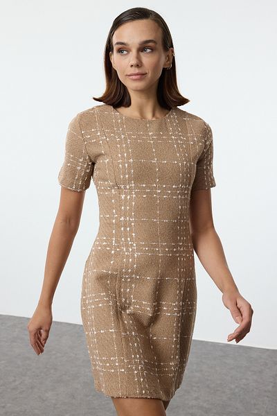 Trendyol Collection Velbloudí kostkované / kostkované mini tkané šaty TWOAW24EL00698