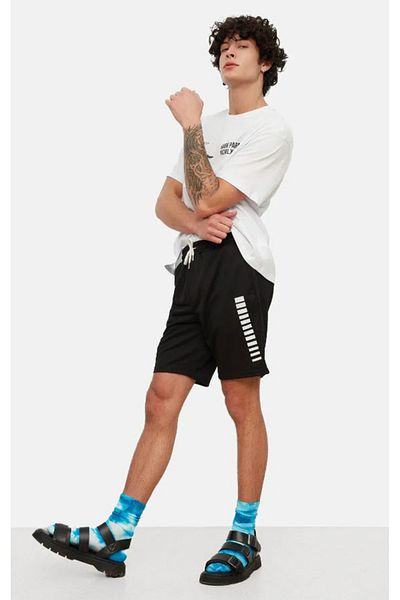 Trendyol Collection Černé kraťasy s geometrickým potiskem – Regular Fit TMNSS21SR0137
