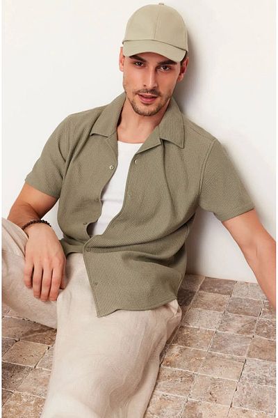 Trendyol Collection Grünes Sommerhemd mit Apache-Kragen - Regular Fit TMNSS23GO00105