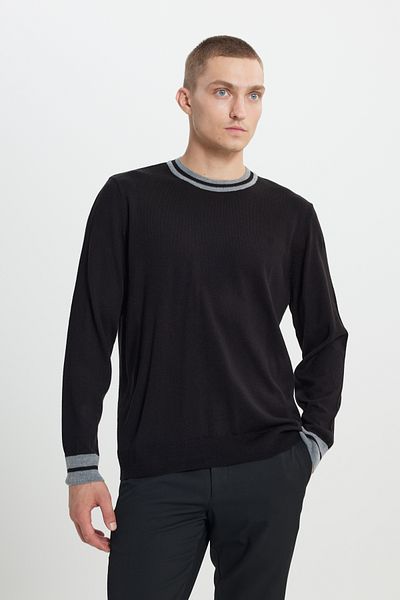 ALTINYILDIZ CLASSICS Schwarzer Anti-Pilling-Strickpullover für Herren mit Streifenmuster an Ärmeln und Kragen, Standard-Passform und Rundhalsausschnitt