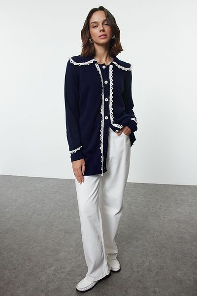 Trendyol Modest Koronkowy, szczegółowy czarny dzianinowy kardigan - dziecięcy kołnierzyk TCTAW25TH00007