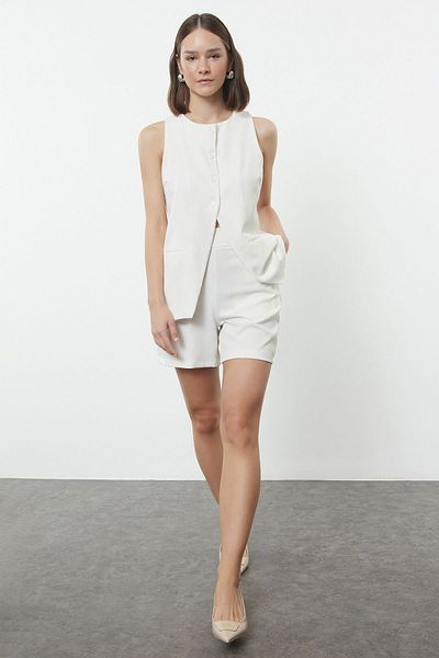 Trendyol Collection Set aus weißer Weste und Shorts mit Rundhalsausschnitt – TWOAW25AU00129