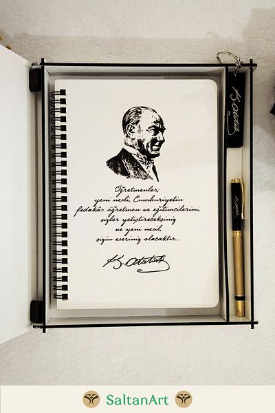 SaltanArt Cadou premium pentru Ziua Profesorului cu tematică Ataturk - Caiet și pix din lemn pentru breloc