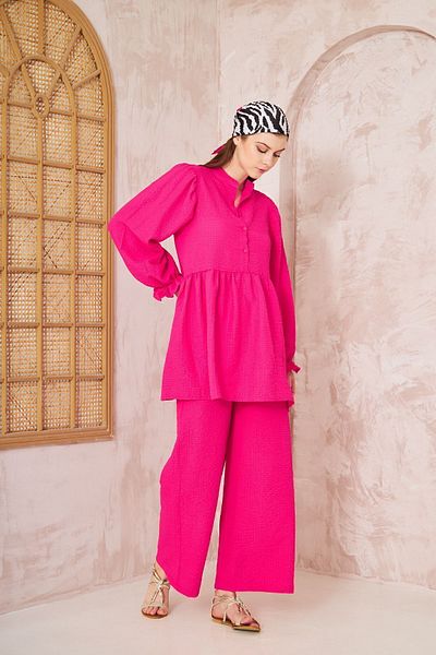 Yıldızistan Φούξια Seersucker Hijab Suit - Μπαλόνι μανίκι, μαζεμένο χιτώνα και ελαστικό παντελόνι με τσέπες 3531360