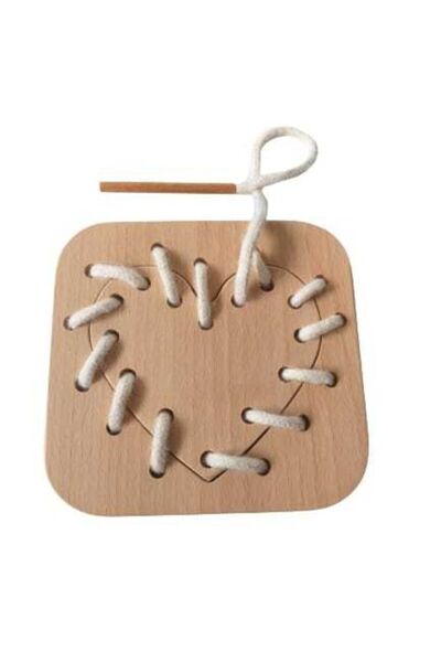 Moccotoys قلب خشبي بخيط بيج