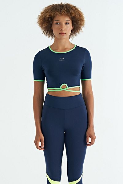 TOMMY LIFE Γυναικείο μπλουζάκι Crop από ύφασμα κατάδυσης με τυπική εφαρμογή Indigo με δέσιμο στη μέση - 97266