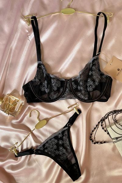 İntive Lingerie Claire γυναικείο μαύρο σατέν λεπτομερές λευκό φλοράλ σουτιέν με στρινγκ κοστούμι (περιορισμένη ποσότητα)