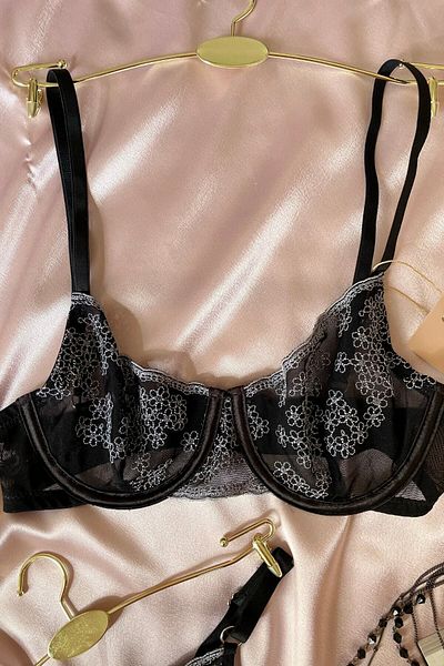 İntive Lingerie Claire γυναικείο μαύρο σατέν λεπτομερές λευκό φλοράλ σουτιέν με στρινγκ κοστούμι (περιορισμένη ποσότητα)