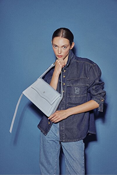 Pilea حقيبة نسائية من جلد نابا بحزام قابل للتعديل بمظهر هرمي مخيط من بونتو - My