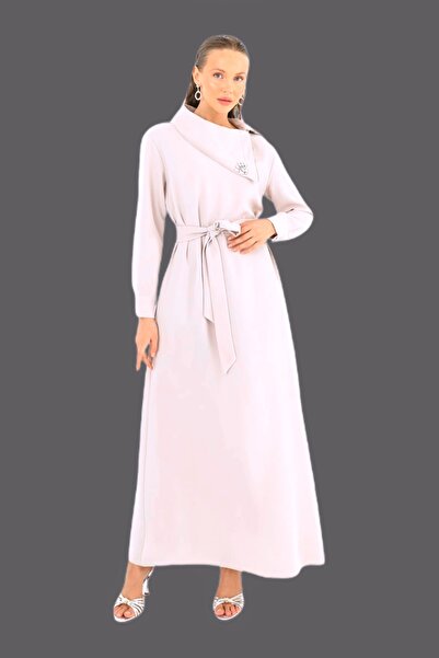 Puane Yaka Fermuarlı ve Aksesuarlı Uzun Elbise