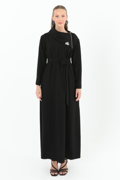 Puane Yaka Fermuarlı ve Aksesuarlı Uzun Elbise