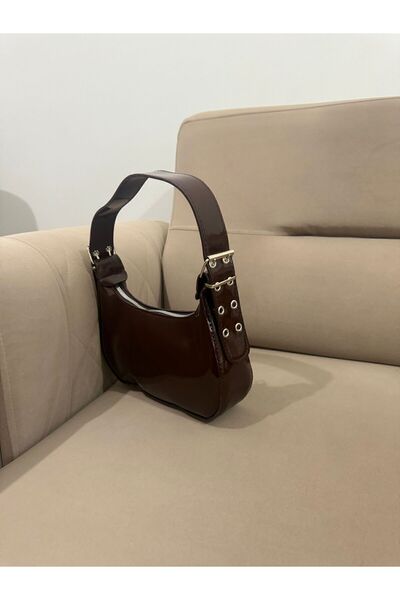 MODA ELF Kadın Rugan Acı Kahve Kemer Detaylı Baget Kol Çantası