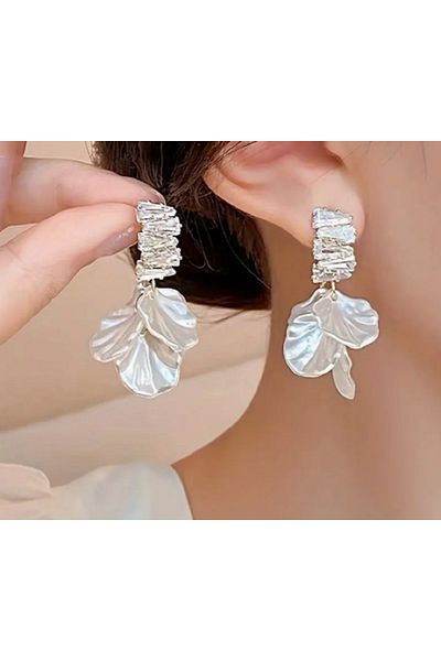 TAKINTI AKSESUAR Stoned White Flower Patterned Earrings