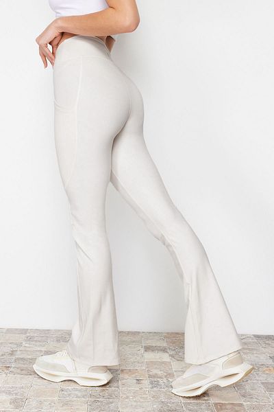 Trendyol Collection Yoga-Sport-Leggings aus weichem Stoff in Ecru – Spanisch mit Pinsel und bedrucktem Bein THMAW24TY00066
