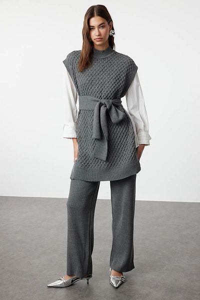 Trendyol Modest Anthrazitfarbenes, mit Gürtel versehenes, gestricktes Pullover-Hosen-Set aus Reis
