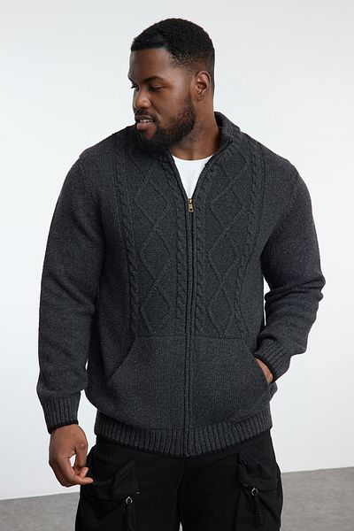 Trendyol Collection Anthrazitfarbener FL-Strick-Cardigan für Herren in Übergröße – halber Rollkragenpullover mit Haarflechtdetail TMNAW25AV00001