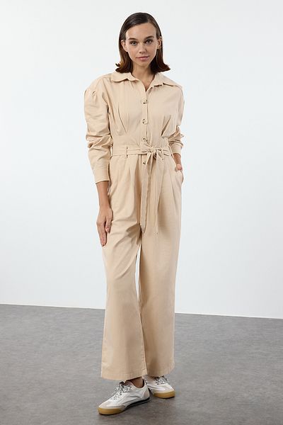 Trendyol Collection Kamelfarbener, langer Jumpsuit mit Gürtel - Hemdkragen, Taillendetails Twoaw25tu00012