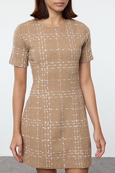 Trendyol Collection Velbloudí kostkované / kostkované mini tkané šaty TWOAW24EL00698