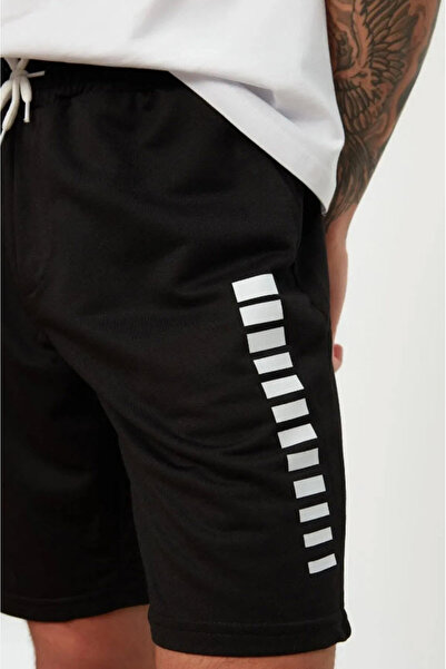 Trendyol Collection Černé kraťasy s geometrickým potiskem – Regular Fit TMNSS21SR0137