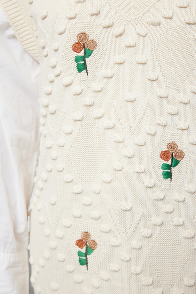 Trendyol Modest Пуловер от трикотаж с шарени каменни цветя - TCTAW25UV00011