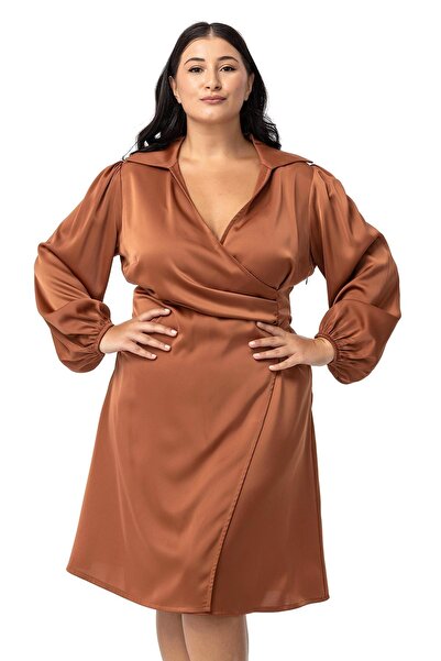 DISENTIS MODEST Φόρεμα με λαιμόκοψη V με ντραπέ μέση σατέν κανέλα - Plus Size