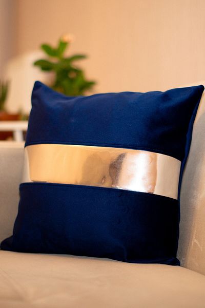 Rayda Home Husa De Perna Decorativa Parlament Albastru si Gri Argintiu Piele Detaliata 40*40 Cm