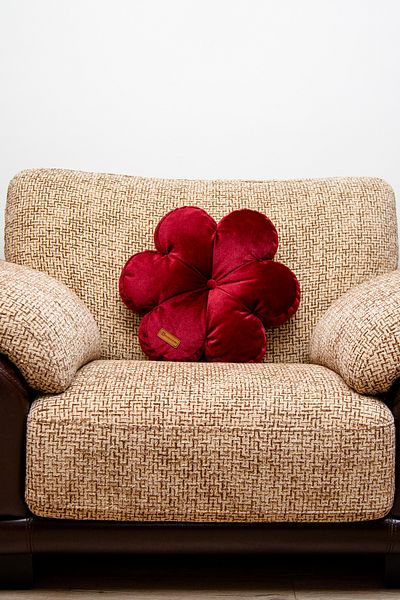 Rayda Home Perna Decorativa Umpluta Culoare Bordeaux Perna Floare 42*42 Cm