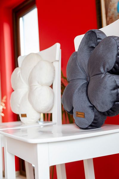 Rayda Home Decorativa 1 bucata culoare antracit 1 bucata culoare crem perna cu umplutura interioara perna Daisy 42*42 cm