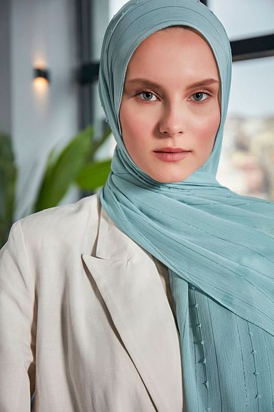 Scarf Şal cu dungi cu pompon din şifon Arya albastru gheaţă