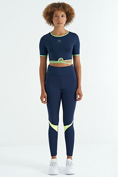 TOMMY LIFE Γυναικείο μπλουζάκι Crop από ύφασμα κατάδυσης με τυπική εφαρμογή Indigo με δέσιμο στη μέση - 97266