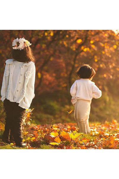 Lolliboomkids Cardigan din tricot pentru fetiță cu broderie florală ecru - sezon la modă cu guler pentru bebeluși și închidere cu nasturi