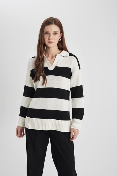 DeFacto Gestreifte Strickpullover-Tunika mit normaler Passform und Polokragen B8370ax24sp