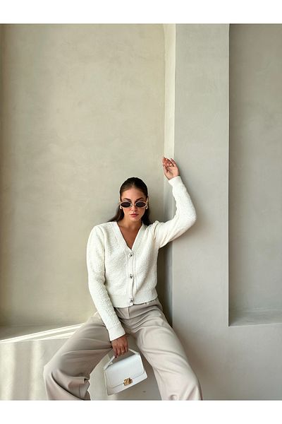 Laluvia Ecrufarbener Cardigan mit unregelmäßigen Blumenknöpfen-4425