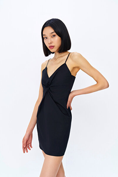 Quzu Черна рокля с ниско деколте и мини презрамки