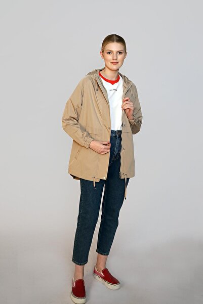 Lee Cooper معطف واق من المطر للنساء من فريدو باللون البيج