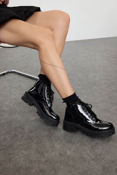 TRENDYOL SHOES Чорні черевики на шнурівці з лакованої шкіри з товстою підошвою на коротких підборах TAKAW25BO00054