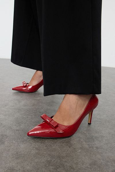 TRENDYOL SHOES Klassische Damen-Schuhe mit Stiletto-Absatz und schmalem Absatz aus Lackleder mit roter Schleife TAKAW25TO00031